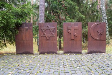 Katyn Russia 12.10.2019: Siyasi baskı mağdurları için uluslararası anma töreni. Katyn Ormanı 'nda.