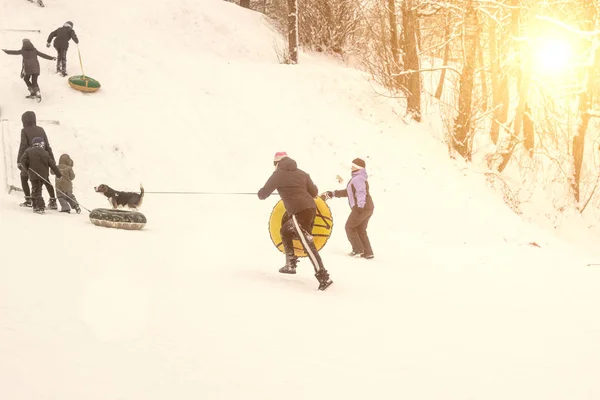 As pessoas escalam uma montanha nevada para sair dela. Passeio de montanha russa de inverno, fundo — Fotografia de Stock