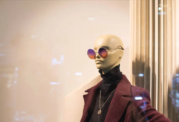 Mannequin à la mode et élégant dans des lunettes modernes et des vêtements d'affaires chauds. Le concept de vente de vêtements de qualité et élégants, espace de copie — Photo