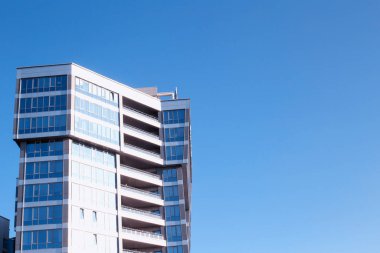 Pencereleri ve ofisleri mavi gökyüzü arka planında, kopyalama alanı, modern