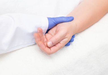 Doktor, yaşlı bir kadının nabzını yokluyor. Kalp hastalığı konsepti ve semptomları nabız, kan kaybı, yakın çekim