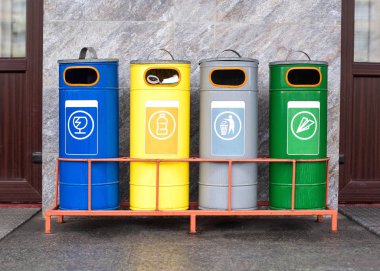 Şehirde çöp, plastik, kağıt ve cam ayıklamak için bir sürü çöp kutusu var. Şehirde çok renkli çöpler var.