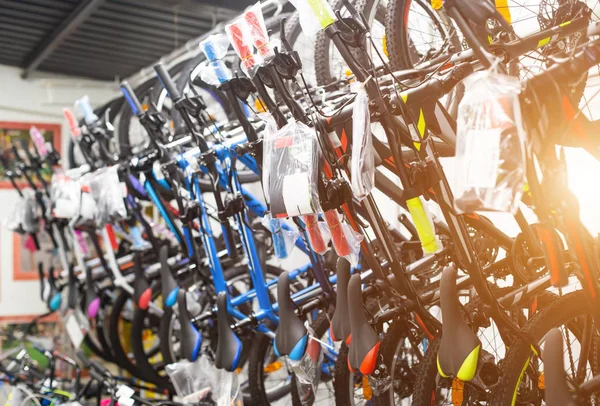 가게에서 스포츠 자전거를 팔고 있습니다. 건강 한 라이프 스타일 컨셉, 산 과 도로 자전거, 배경 — 스톡 사진