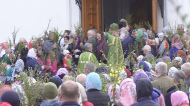 Bobruisk, Beyaz Rusya - 21 Nisan 2019: Kilise Hıristiyan tatil Palm Pazar, insanlar söğüt ve söğüt dalları, gelenek ışık kiliseye gitmek
