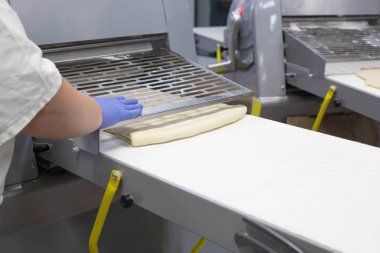 Kadın aşçı hamur hamurunu hamur kalıbına sarar hamur tatlısı ve pelmeni yapar.