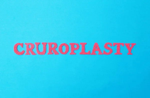 The word kroroplastika in red letters on a blue background. The concept of the procedure in plastic surgery for changing the correction of the shape of the leg with the help of implants — ストック写真