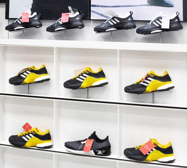 MINSK, BELARUS 4.11.2019: Venda de sapatos esportivos da marca Adidas na loja, fundo — Fotografia de Stock