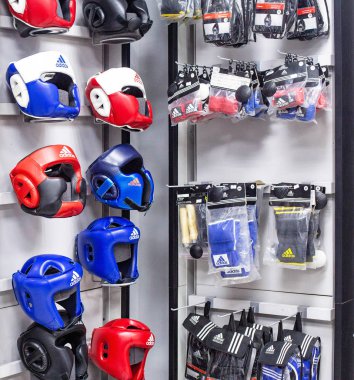 Minsk, Belarus 4.11.2019: Satılık spor malzemeleri ve boks eldivenleri