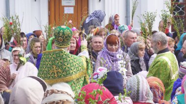 Bobruisk, Beyaz Rusya - 21 Nisan 2019: Kilise Hıristiyan tatil Palm Pazar, insanlar söğüt ve söğüt dalları, gelenek ışık kiliseye gitmek