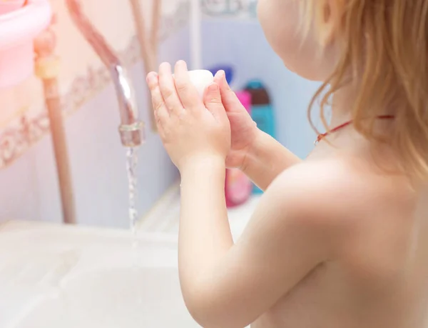 Dziecko myje ręce mydłem w łazience. Koncepcja higieny i czyste ręce, zakażenie, zbliżenie, solidność — Zdjęcie stockowe