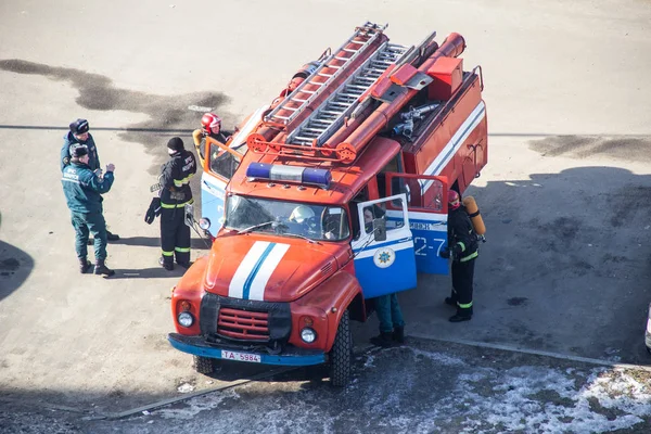 BOBRUISK, BELARUS 27.02.19: Bombeiros saem de um caminhão de bombeiros em uma chamada de emergência — Fotografia de Stock