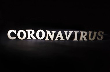 Siyah arka planda kelime koronavirüsü. Ölümcül viral hastalık konsepti, virüs için ilaç ve aşı, tehlikeli