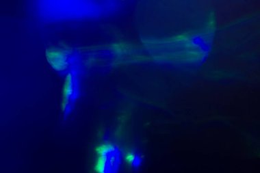 Bulanık mercek parlaması. Odaklanamayan renkli ışıklar. Parlak noktalar, soyut arkaplan ve doku