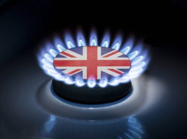 Ortasında Birleşik Krallık bayrağı bulunan bir ev sobasının yakıcı gaz ocağı. Gaz ithalatı ve ihracat konsepti, metreküp başına fiyat, ulaşım, arkaplan
