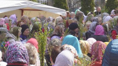 Bobruisk, Beyaz Rusya - 21 Nisan 2019: Kilise Hıristiyan tatil Palm Pazar, insanlar söğüt ve söğüt dalları, gelenek ışık kiliseye gitmek