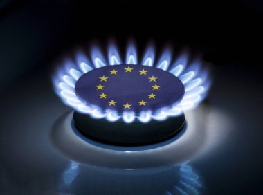 Ortasında Avrupa Birliği bayrağı bulunan bir ev ocağının gaz ocağı yanıyor. Gaz ithalatı ve ihracat konsepti, metreküp başına fiyat, ulaşım, arkaplan