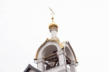 Gökyüzüne karşı altın kubbesi ve çanları olan güzel bir kilise, mimari, kopya alanı, tarihi