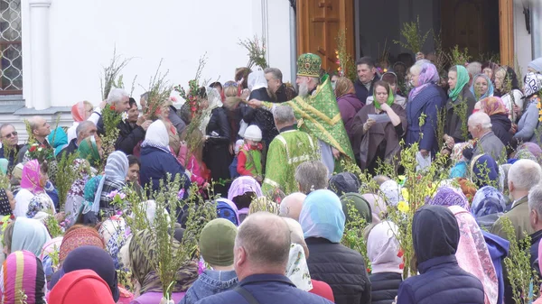 Bobruisk, Beyaz Rusya - 21 Nisan 2019: Kilise Hıristiyan tatil Palm Pazar, insanlar söğüt ve söğüt dalları, gelenek ışık kiliseye gitmek