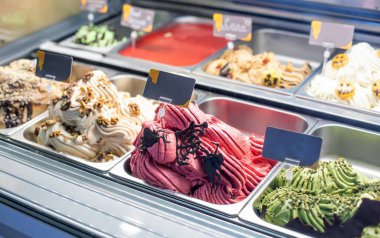 Dükkan vitrininde, arka planda ağırlıkla taze dondurma satmak.