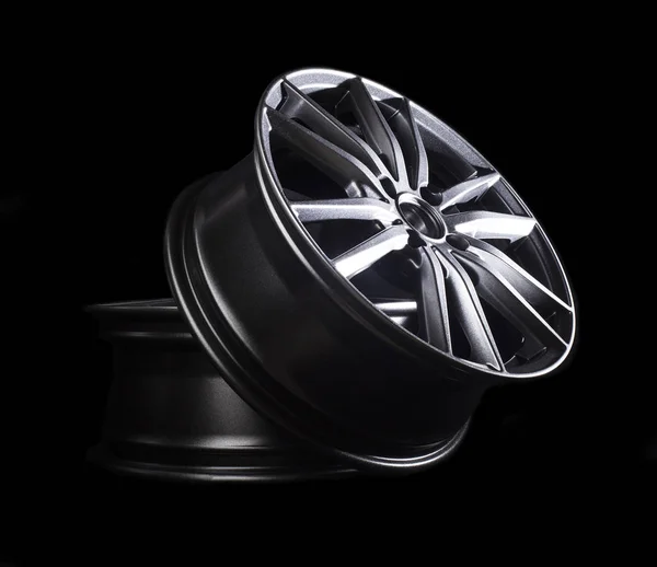Rueda de aleación automotriz moderna hecha de aluminio sobre un fondo negro, industria. Diseñador de ruedas de moda para coche —  Fotos de Stock