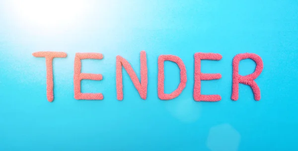 Het woord tender in rode letters op een blauwe achtergrond. Het concept van concurrerende aanbestedingen van een goede specialist, de markt — Stockfoto