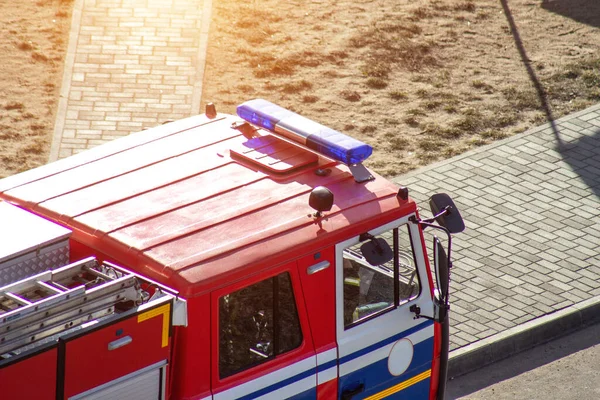 Caminhão de bombeiros vermelho com luzes de emergência, salvando pessoas, ameaça à vida, fundo, departamento — Fotografia de Stock