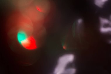 Bulanık mercek parlaması. Odaklanamayan renkli ışıklar. Parlak noktalar, soyut arkaplan ve doku