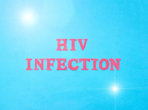 La palabra infección por VIH en letras rojas sobre un fondo azul. El concepto de infección a través de la sangre y el contacto sexual, el tratamiento del VIH, la medicina —  Fotos de Stock