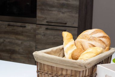 Çörek mutfakta küçük bir sepetin içinde, somunlar, ekmek ve ekmekler. Kötü yemek, doluluk, kopyalama alanı