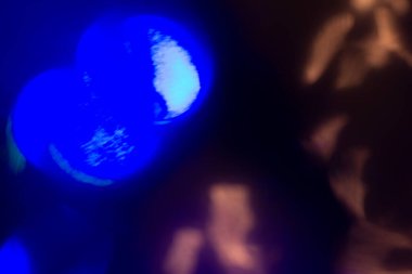 Bulanık mercek parlaması. Odaklanamayan renkli ışıklar. Parlak parlayan noktalar, soyut arkaplan ve doku, kopyalama alanı