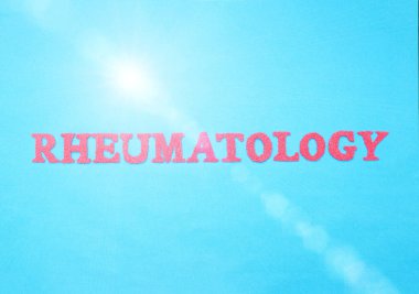 Kırmızı harflerle mavi arka planda kelime romatolojisi. İlacın iltihap ve eklem iltihabı, eklem iltihabı, artrit ve dermatomiyozit hastalıklarını tedavi eden bir bölümü.