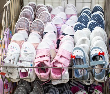 Minsk, Belarus 17.10.2019: Çocuklar için modern ve güzel çocuk ayakkabıları, zarafet