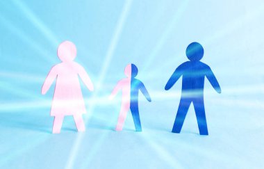 Ahşap figürler aile şeklinde farklı renklerde boyanmış. Genetik kavramı ebeveynlerden çocuklara aktarılır, kan grubu, babadan çocuğa bir kromozom varlığı, biyoteknoloji