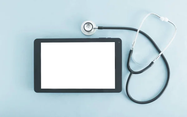 电脑平板电脑 蓝底白屏 听诊器 将电子药片和小玩意引入药物 病人的电子卡 背景等概念 — 图库照片