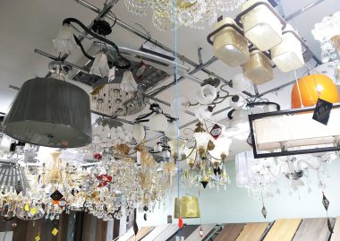 Bobruisk Belarus 19.09.2019: Modern avize mağazasında ışık ve lüks için indirim