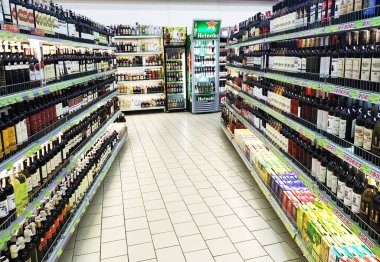 Bobruisk Belarus 19.09.2019: Mağazada alkollü içecek, bira ve şarap satışı.