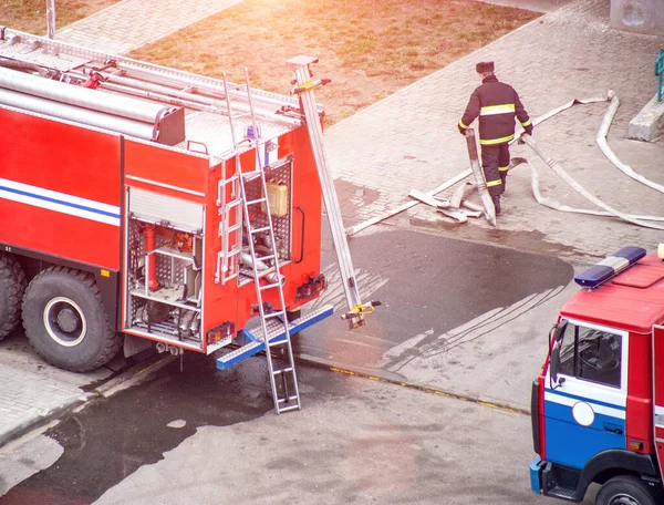 Bombeiros Resgatam Extinguir Incêndio Prédio Residencial Esticar Mangueiras Incêndio Para — Fotografia de Stock