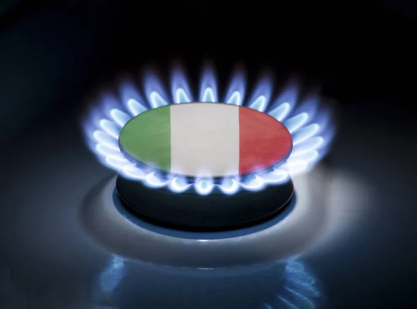 가정용 스토브의 버너를 태우는 것입니다 가운데에는 이탈리아의 국기가 있습니다 휘발유 — 스톡 사진