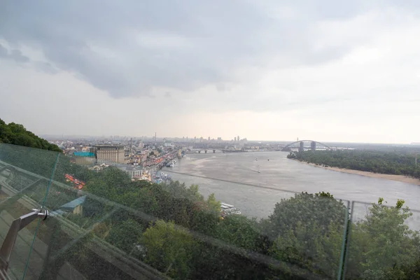 Prachtig Uitzicht Avondstad Kiev Rivier Dnjepr Met Een Glazen Voetgangersbrug — Stockfoto