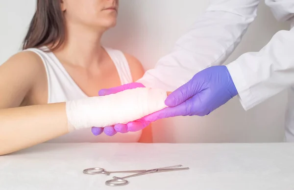 Médico Cirurgião Examina Palma Mão Paciente Para Uma Fratura Rachadura — Fotografia de Stock