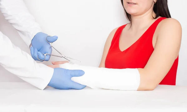 Médico Traumatologista Corta Gesso Elenco Uma Jovem Braço Com Uma — Fotografia de Stock