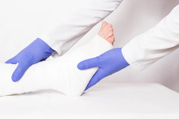 Doktor Bacağının Bileğinde Çıkık Olan Hastanın Tıbbi Muayenesini Yapar Bandaj — Stok fotoğraf