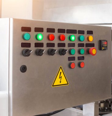 Üretim hattı kontrol paneli, endüstri. Çok renkli düğmeler