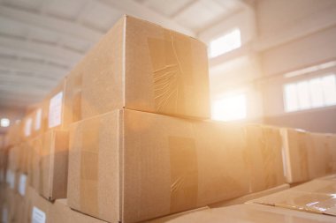 Gümrük kontrol deposundaki karton kutularda paketler ve paketler. Yurtdışından gelen paketler için aşırı fiyat kavramı, paketlerin limiti