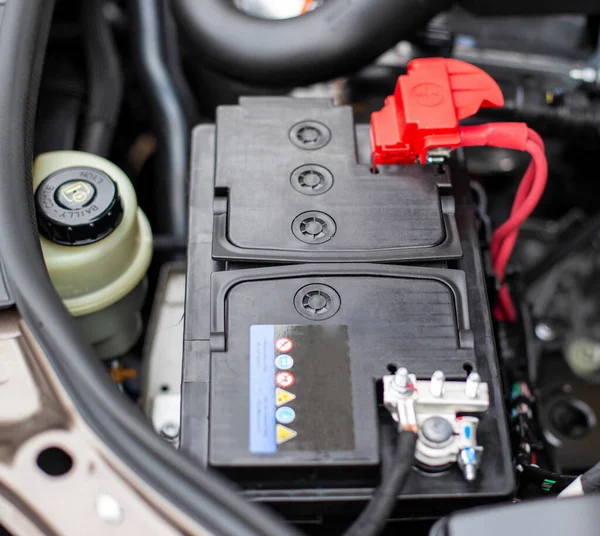Arabanın aküsü motor bölmesinde, arka planda.