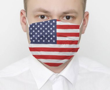 Yüzünde Amerika bayrağı olan koruyucu maskeli bir adam. Ülkedeki koronavirüs ve viral enfeksiyon konsepti, portre, Usa