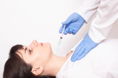 Doktor tiroid bezine biyopsi yapıyor. Kanser hücreleri, kopyalama alanı ve iltihap için.