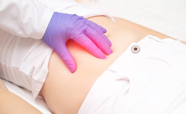 Doktor apandisit olup olmadığını anlamak için kızın midesini muayene ediyor. Sağ tarafta karın ağrısı, peritonit, apandisit ameliyatı.