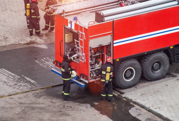 Brandmän Räddar Släcka Brand Ett Bostadshus Nödvändig Brandutrustning Brandbil — Stockfoto