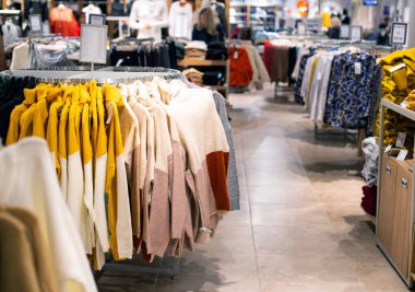 Sonbahar ve kış sezonu için mağazada sıcak şeyler satmak ve satın almak. Moda ve şık ceketler ve kazaklar mağazada satılıyor.